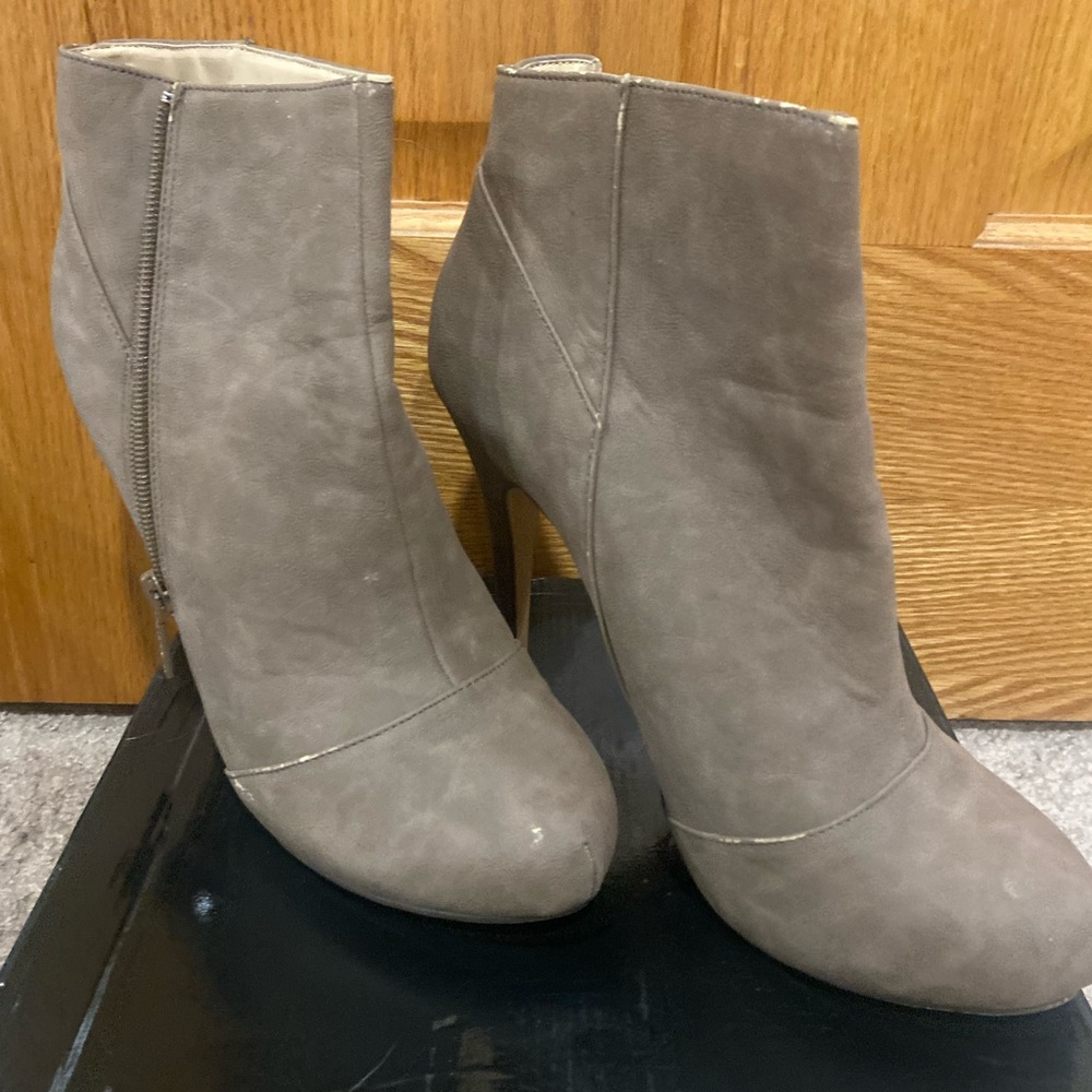 Very stylish 2.5 inch heel bootie. Very comfortable